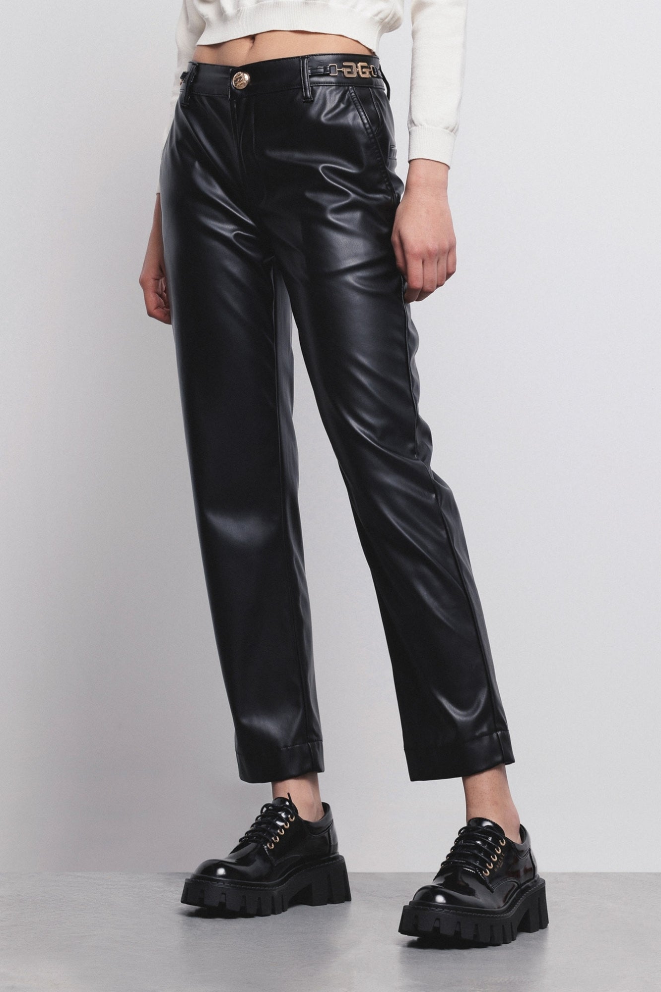 Calça Chino Couro Sintético Preta - Gaëlle Paris