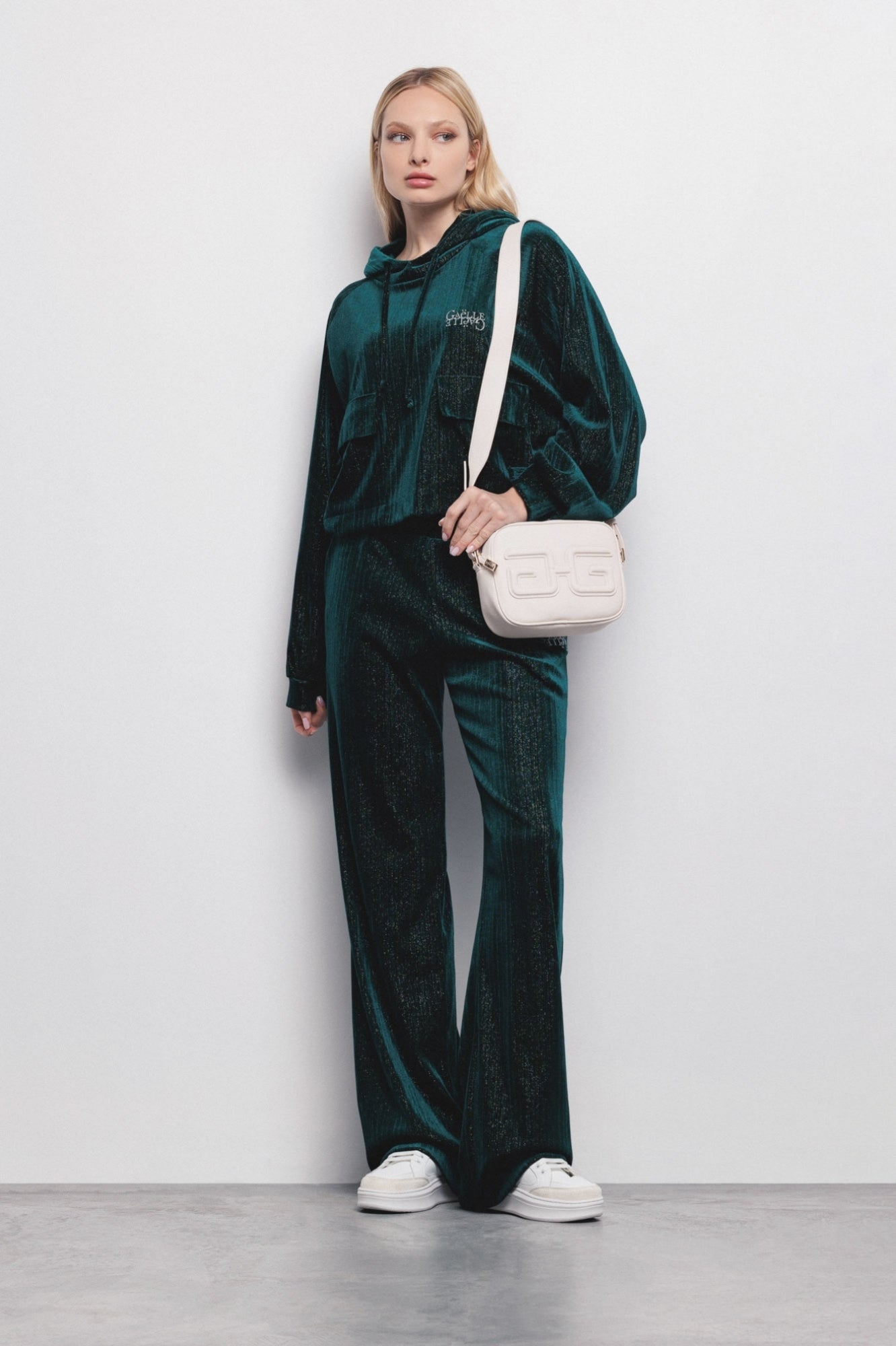 Suéter Veludo Verde com Capuz - Gaëlle Paris