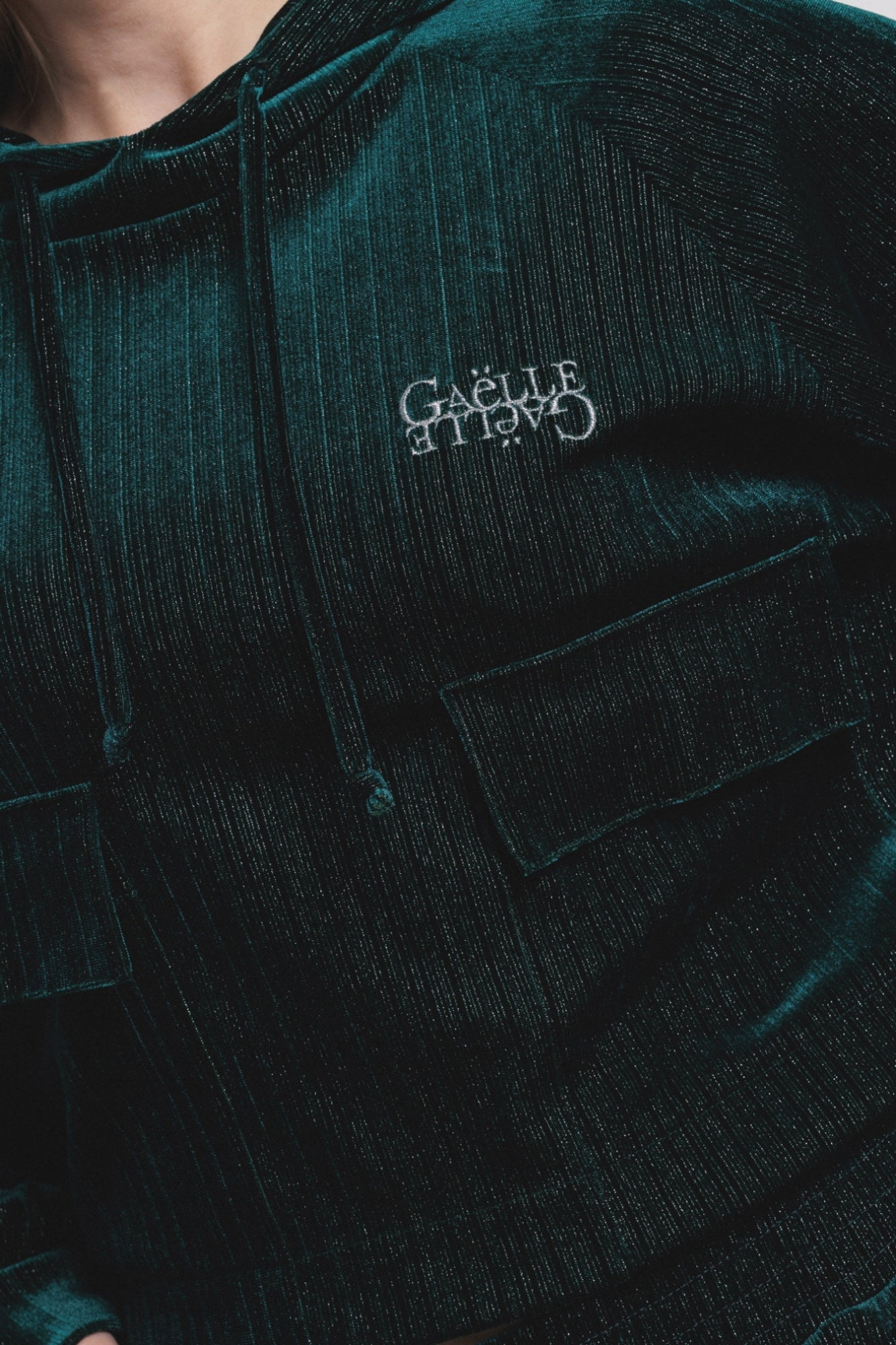 Suéter Veludo Verde com Capuz - Gaëlle Paris