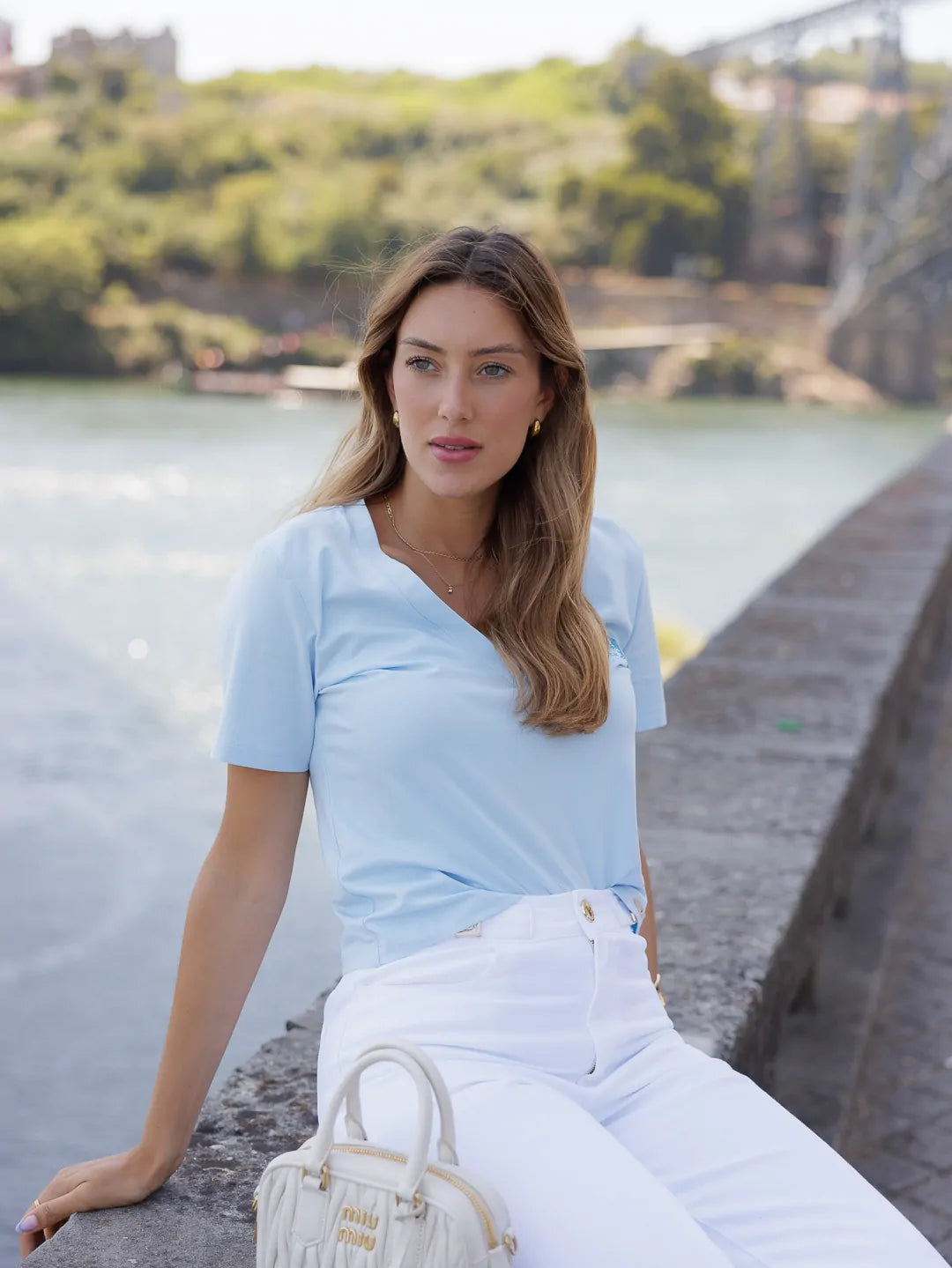 T-Shirt Decote em V - Scripta