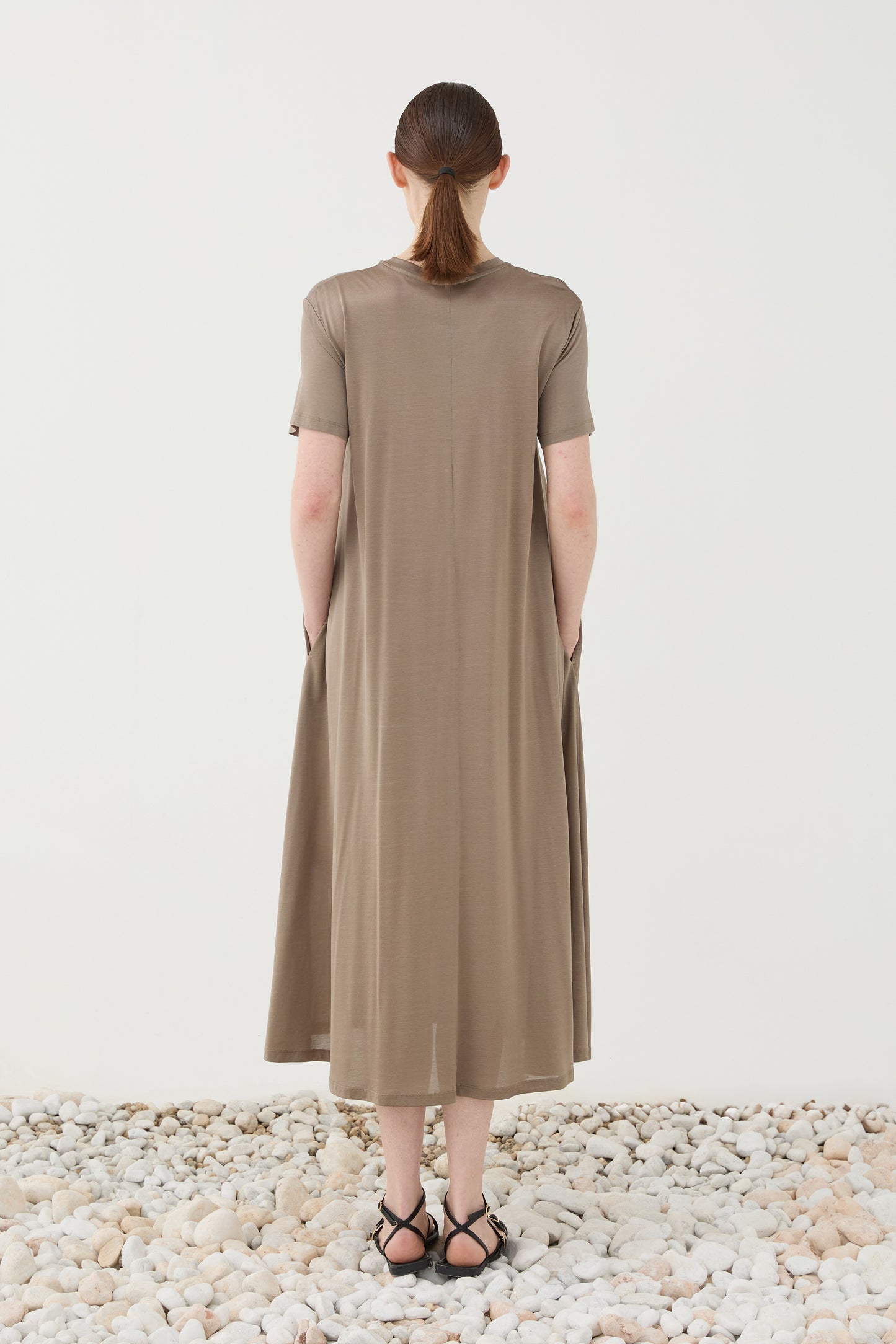 Vestido Midi Fluido Minimalista – Eleh