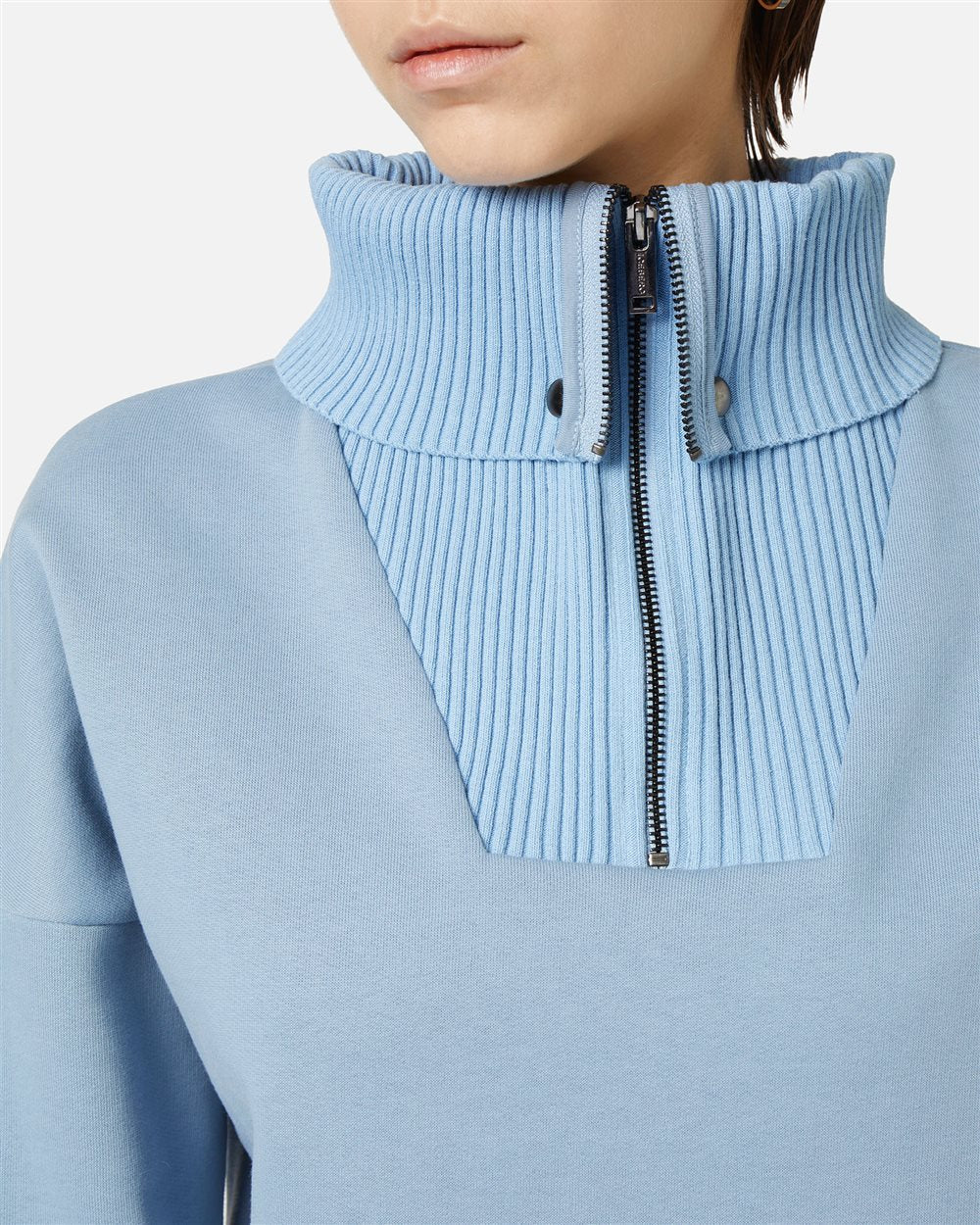 Sweatshirt Cropped em Algodão Sustentável com Gola Maxi em Malha Baunilha – Iceberg