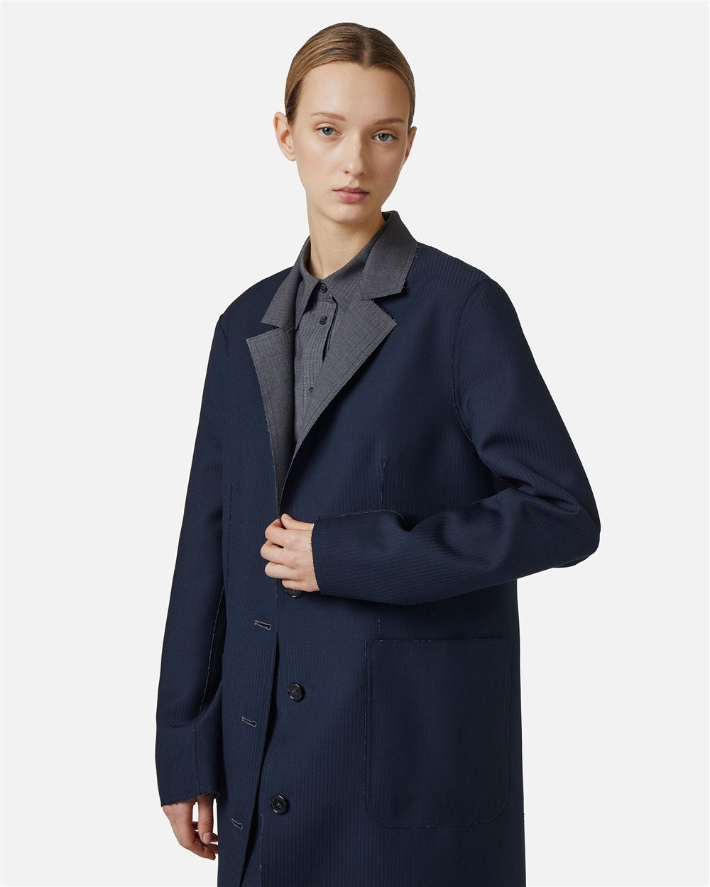 Casaco Reversível em Riscas Finas Cinza Mouse com Detalhes em Corte Cru – Iceberg