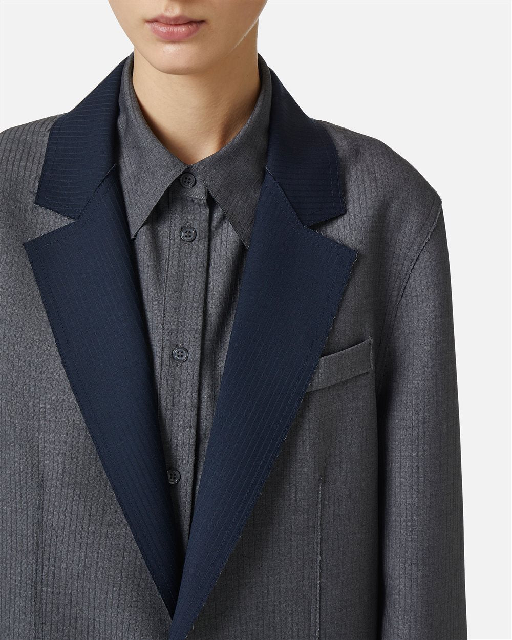 Casaco Reversível em Riscas Finas Cinza Mouse com Detalhes em Corte Cru – Iceberg