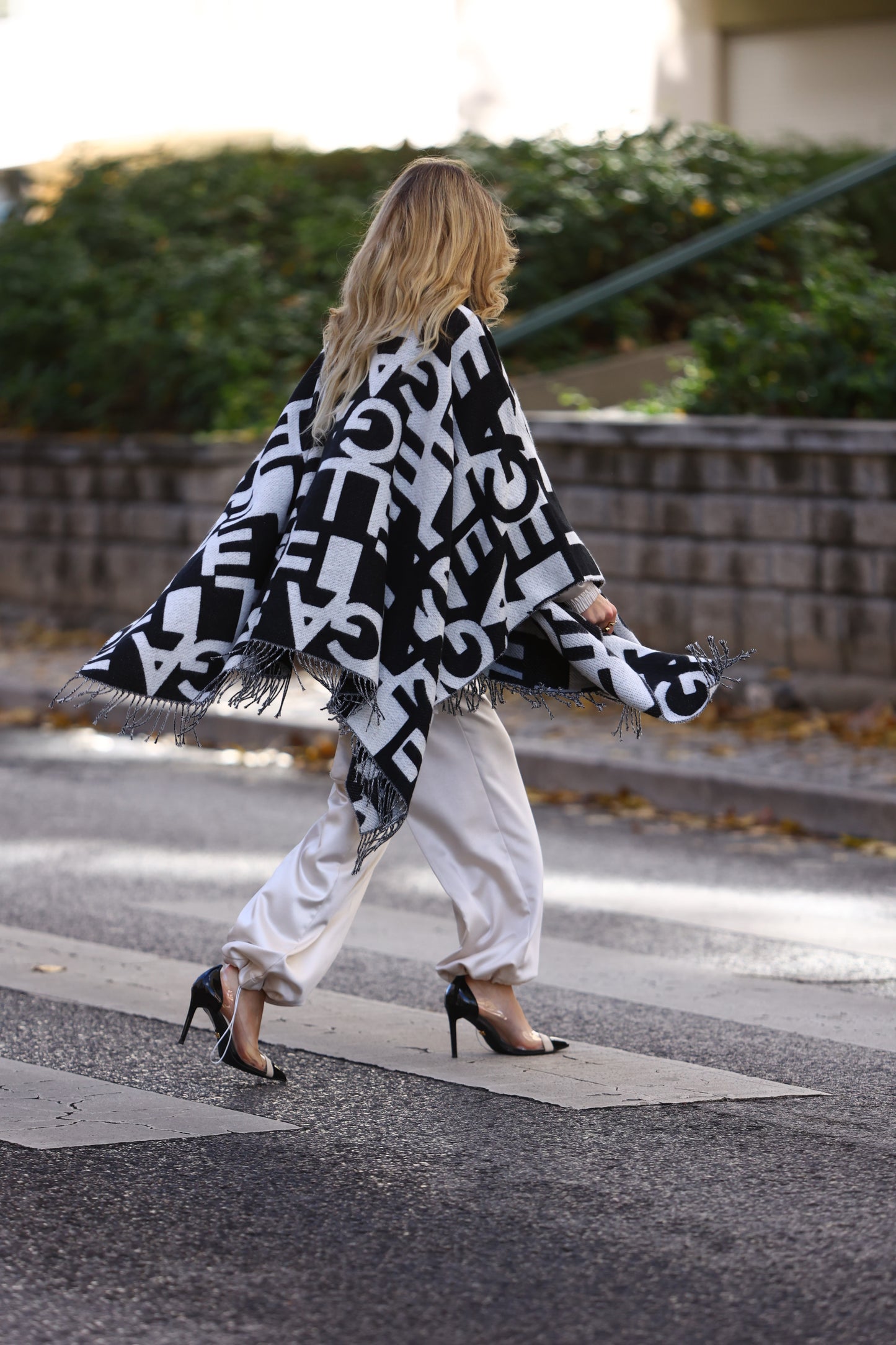 Poncho de Lã com Gola Alta Preto-Branco  - Gaëlle Paris