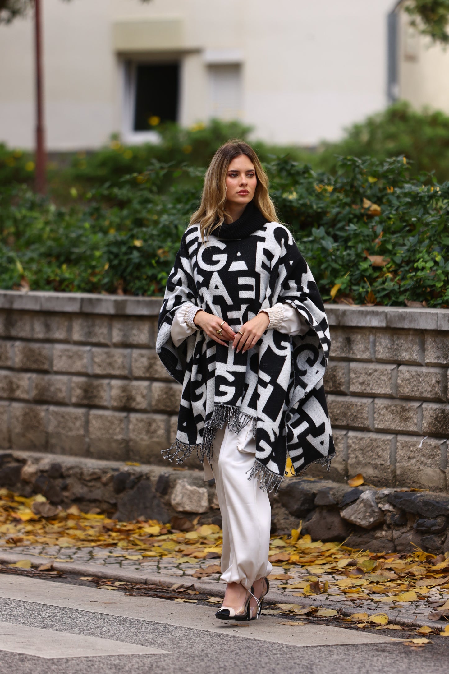 Poncho de Lã com Gola Alta Preto-Branco  - Gaëlle Paris