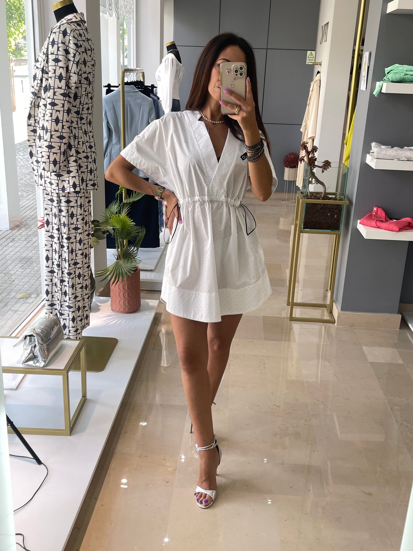 Vestido Branco com Aplicação de Brilhos - Jijil