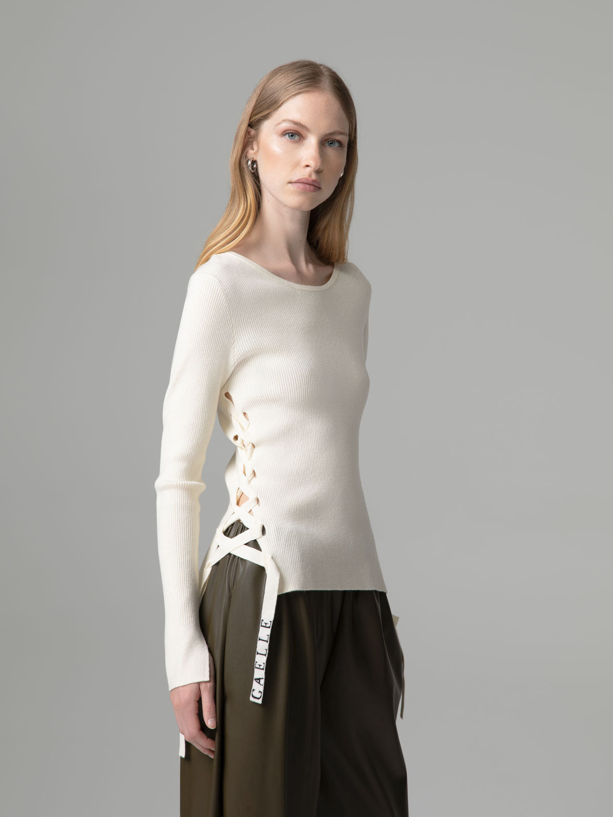 Camisola de Gola Redonda com Logo Creme – Gaëlle Paris