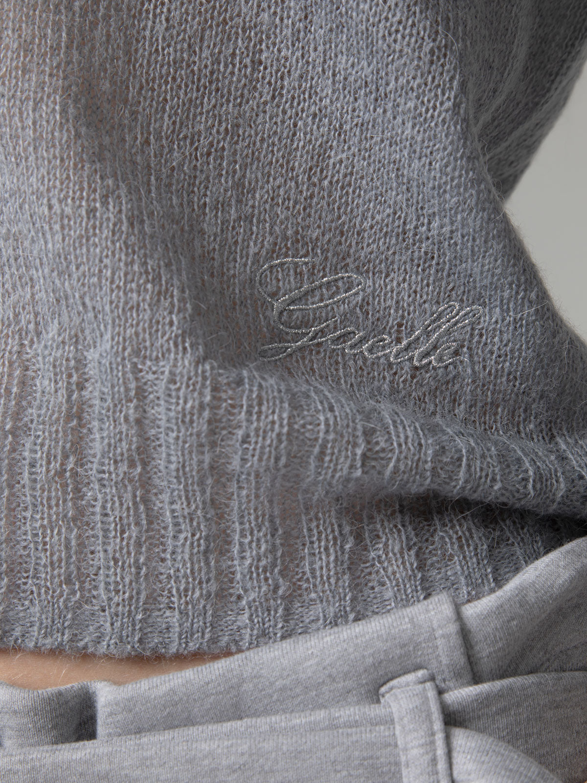 Camisola de Malha com Logo Bordado Cinzento – Gaëlle Paris