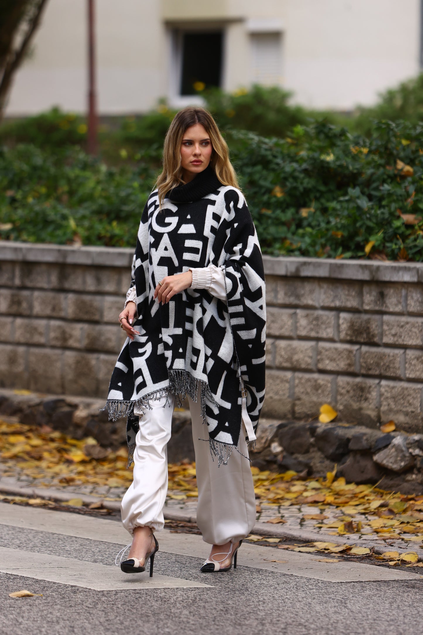 Poncho de Lã com Gola Alta Preto-Branco  - Gaëlle Paris