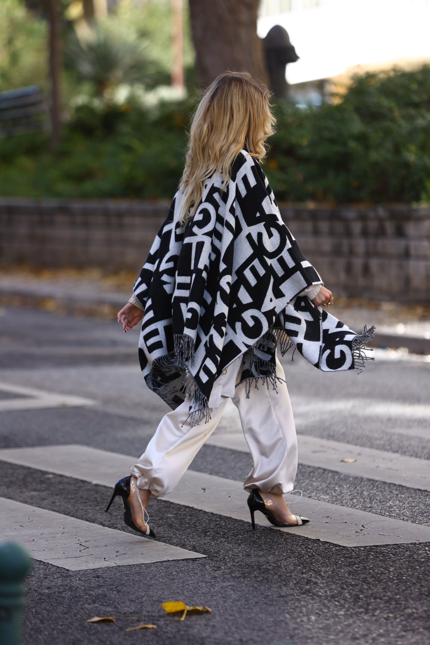 Poncho de Lã com Gola Alta Preto-Branco  - Gaëlle Paris