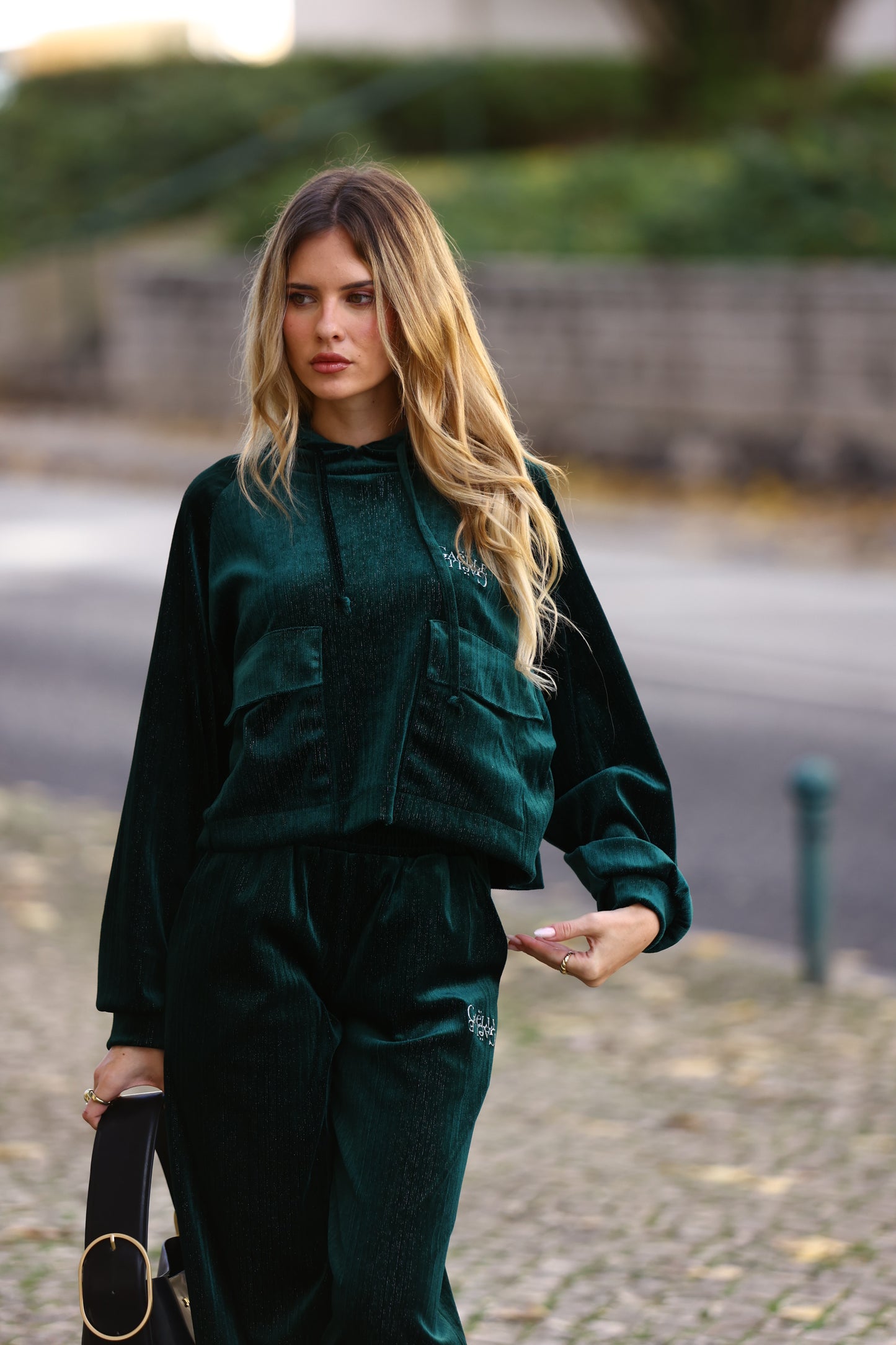 Suéter Veludo Verde com Capuz - Gaëlle Paris