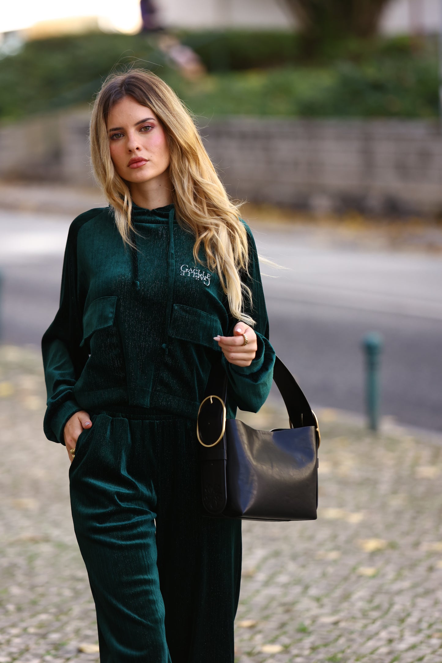 Suéter Veludo Verde com Capuz - Gaëlle Paris