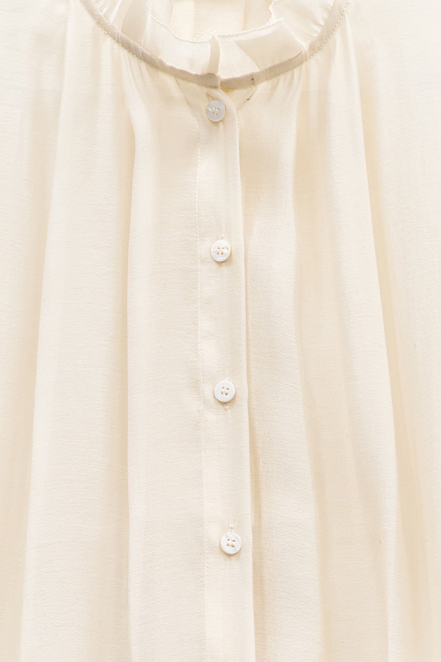 Blusa Creme Fluida com Gola Franzida – ELEH