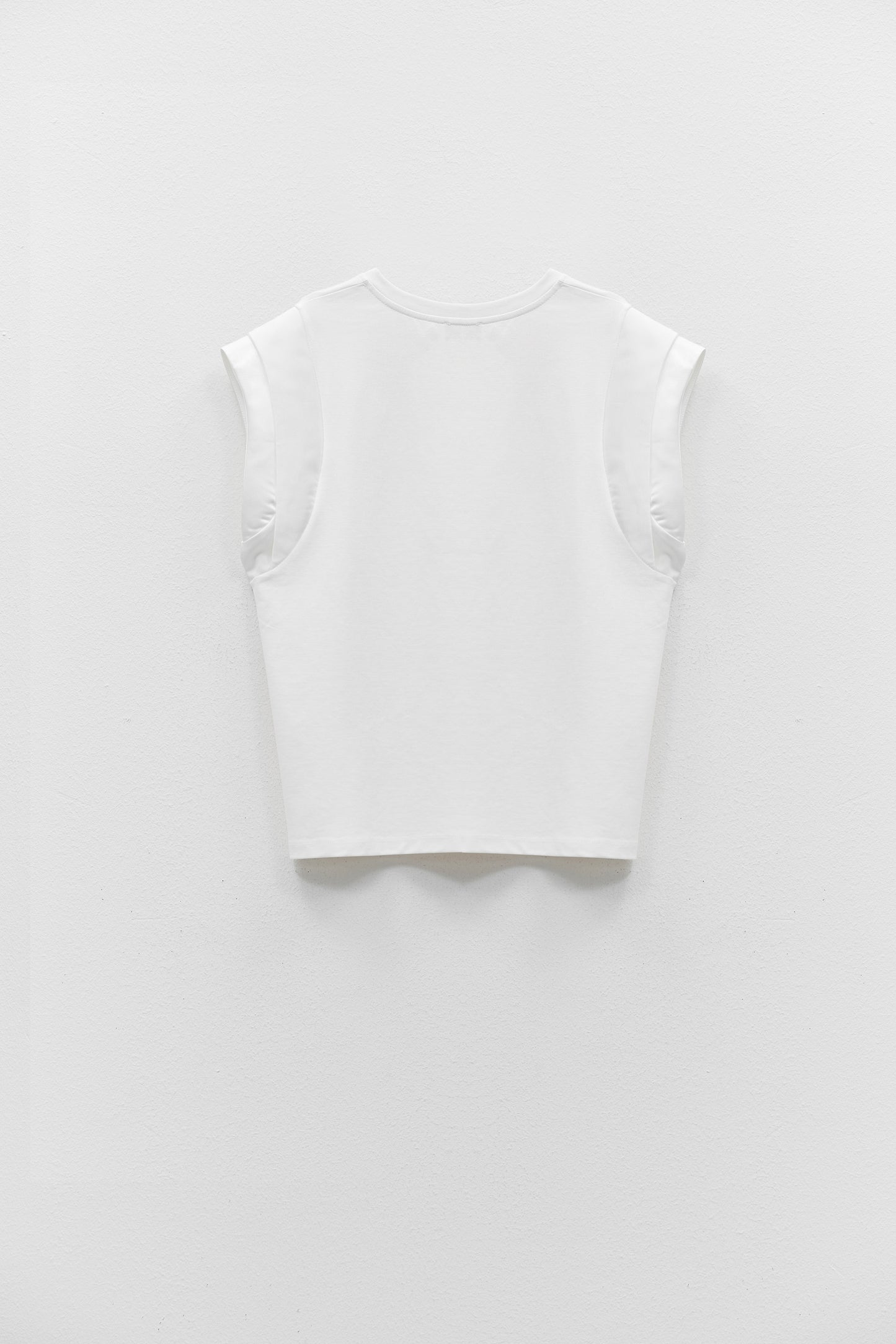 Top Branco Sem Mangas Com Ombros Estruturados – ELEH