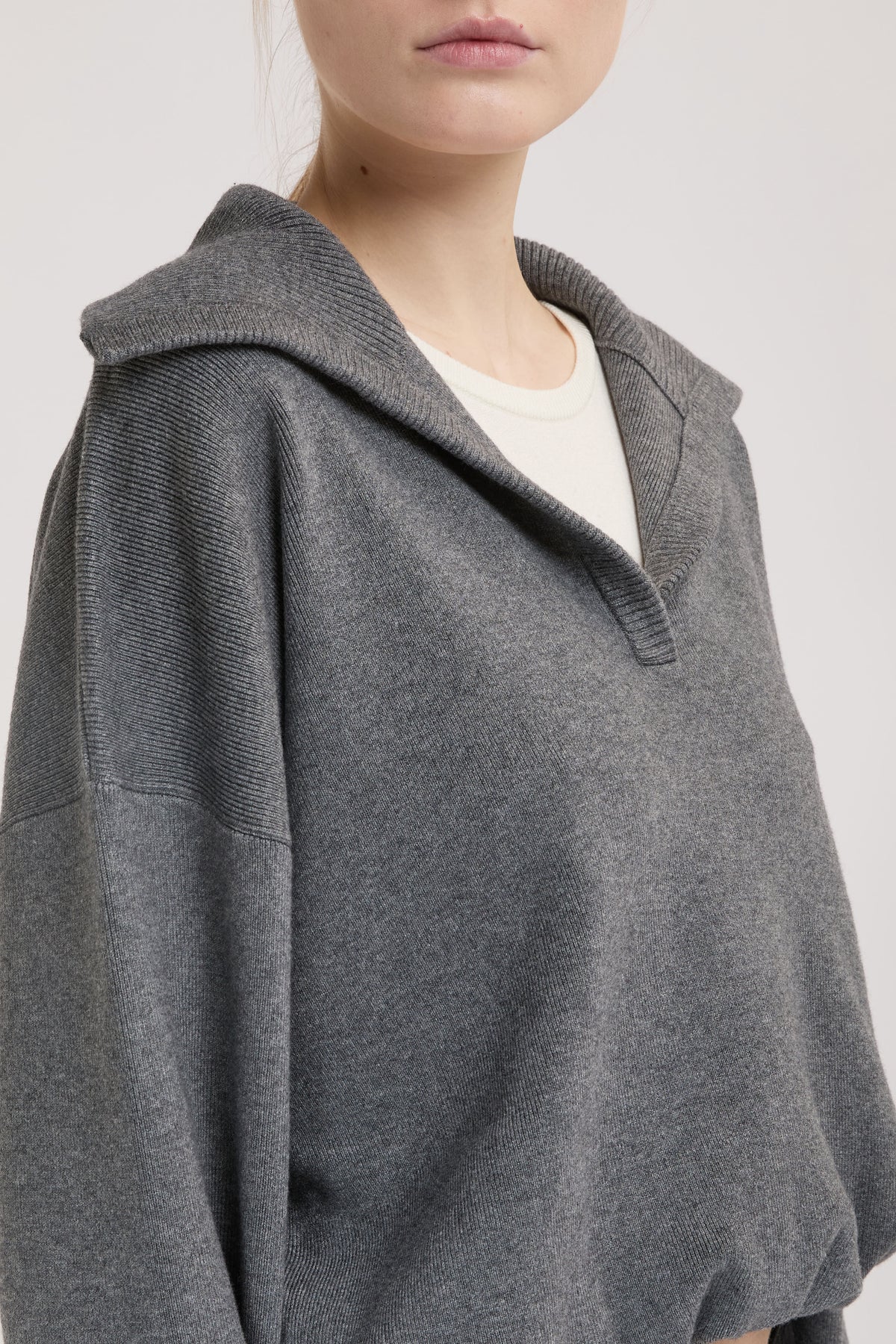 Sweatshirt Cropped com Gola Ampla – Eleh