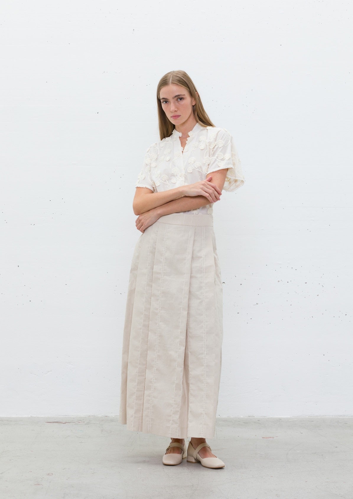 Camisa Bege com Bordado Floral em Relevo - Jijil