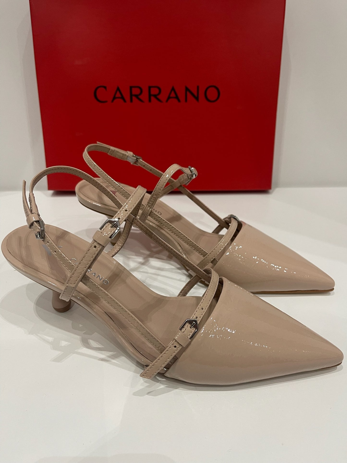 Scarpin Slingback Verniz com Salto Baixo – Carrano