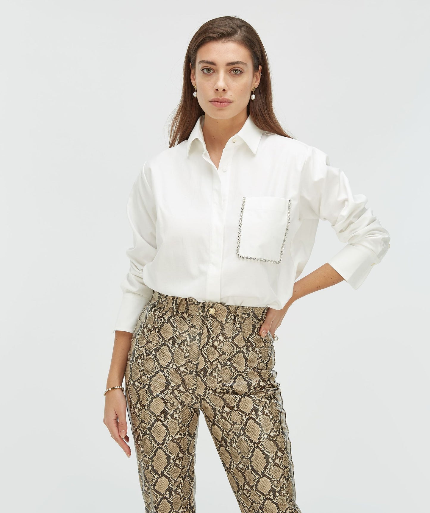 Blusa MEGGY com Corte Descontraído e Pedras Decorativas - Josh V