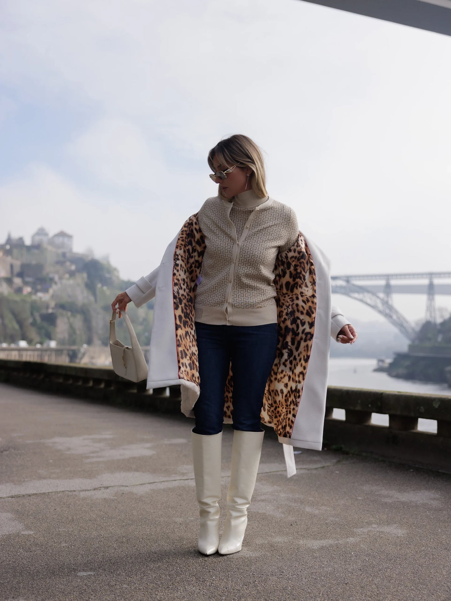 Camisola Gola Alta com Desenho Monograma - Scripta