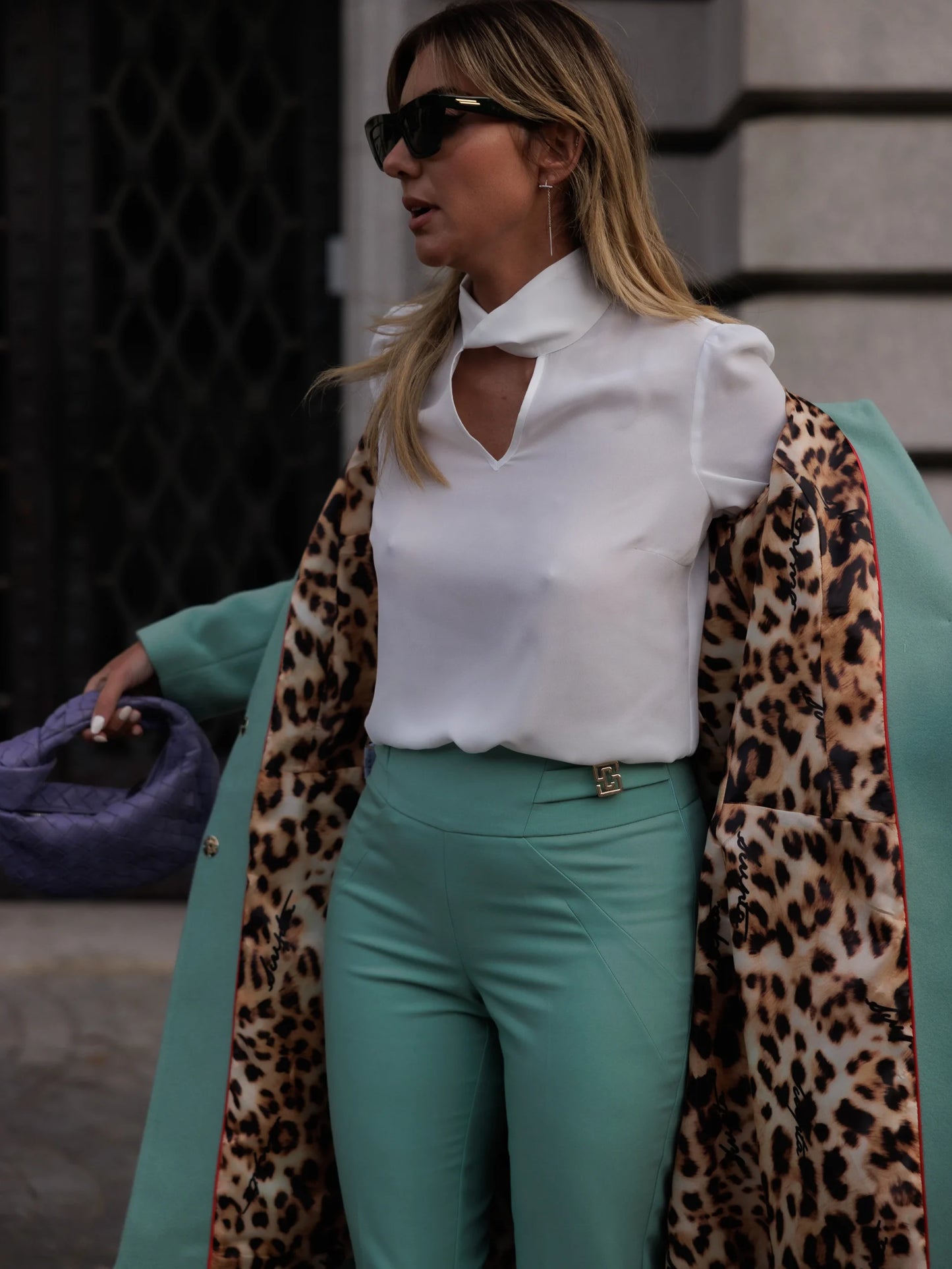 Casaco com Encaixes na Cinta e Detalhe de Rebites - Scripta