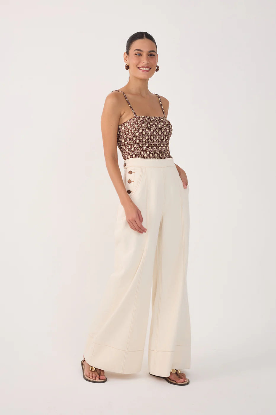 Calças de Perna Larga com Botões Laterais Brancas – Dress To