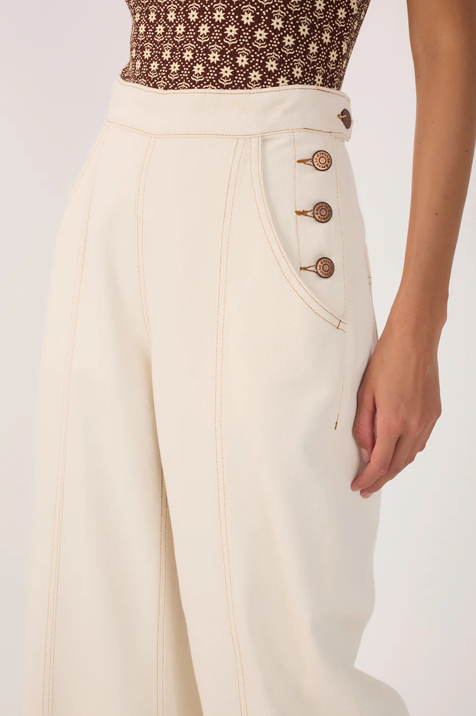 Calças de Perna Larga com Botões Laterais Brancas – Dress To