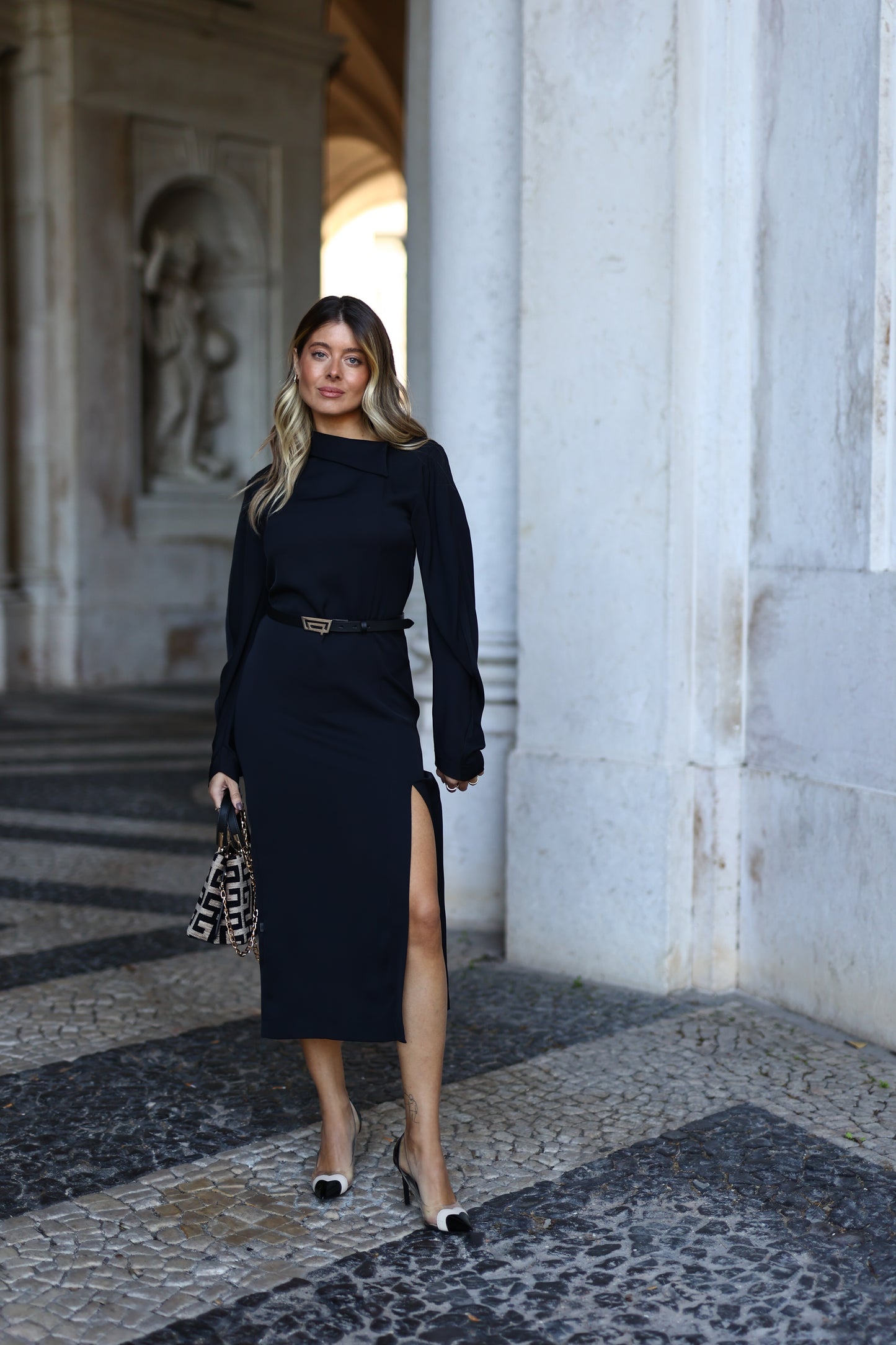 Vestido Preto De Manga Comprida Com Abertura – Jijil