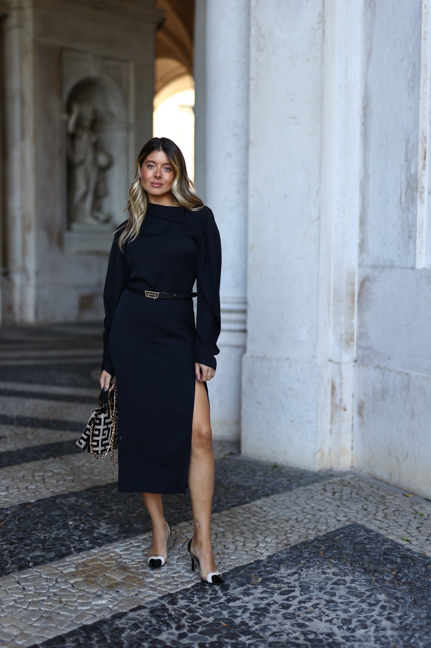 Vestido Preto De Manga Comprida Com Abertura – Jijil