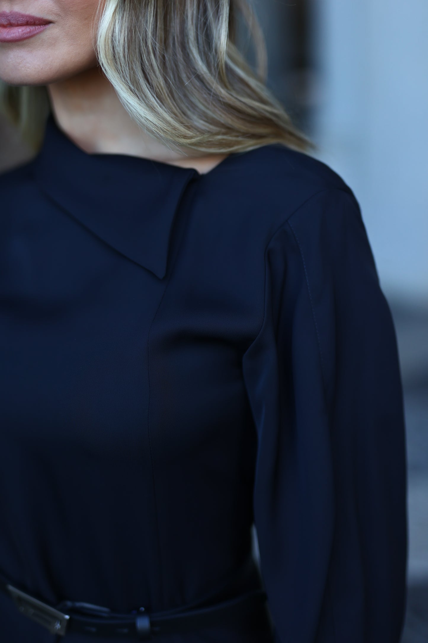 Vestido Preto De Manga Comprida Com Abertura – Jijil