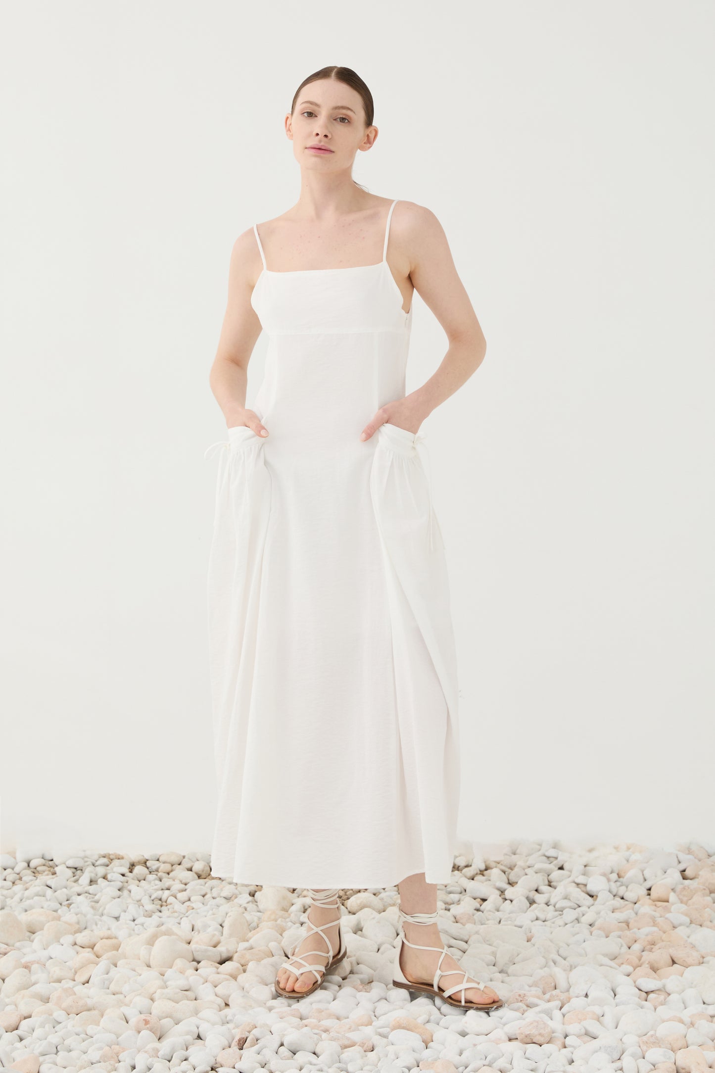 Vestido Midi Fluido com Alças Finas – Eleh