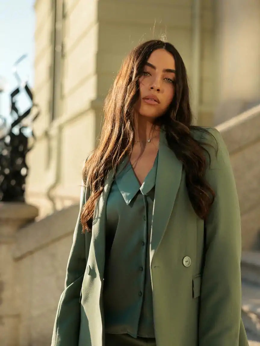 Blusa com Decote em V Pregas no Ombro - Scripta