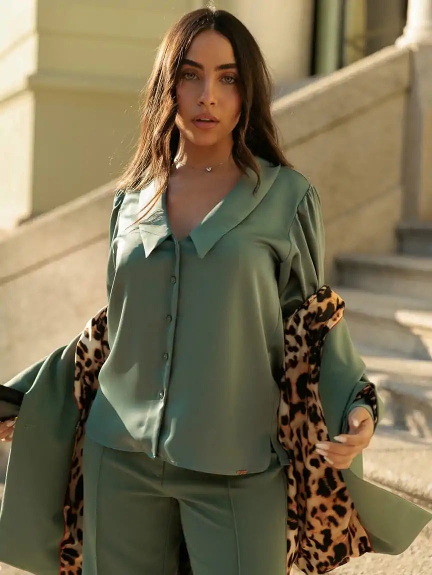 Blusa com Decote em V Pregas no Ombro - Scripta