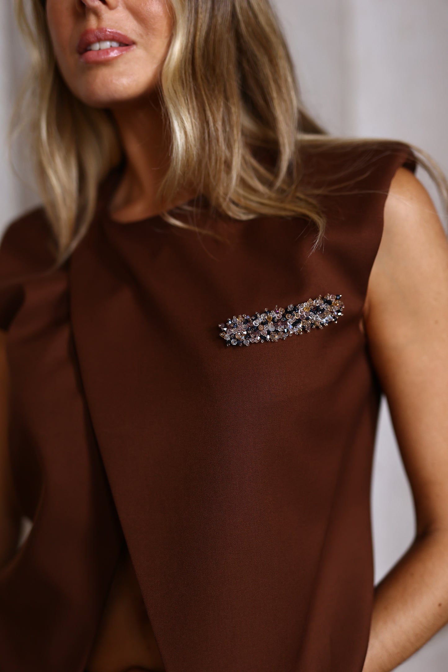 Top Estruturado Assimétrico com Aplicação de Pedras – Jijil