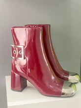 Carregar imagem no visualizador da galeria, Bota Salto Médio Vermelho Verniz detalhe Prata - Jeffrey Campbell
