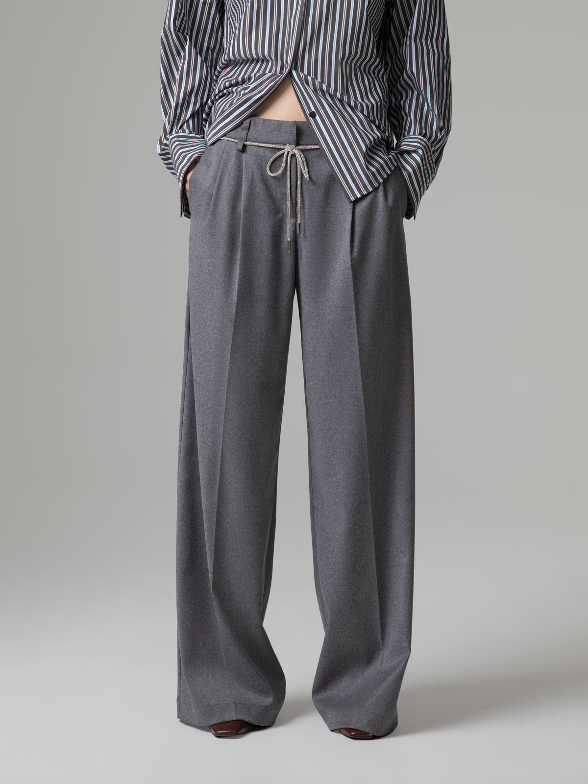 Calças Loose Fit com Pinças Preto – Gaëlle Paris