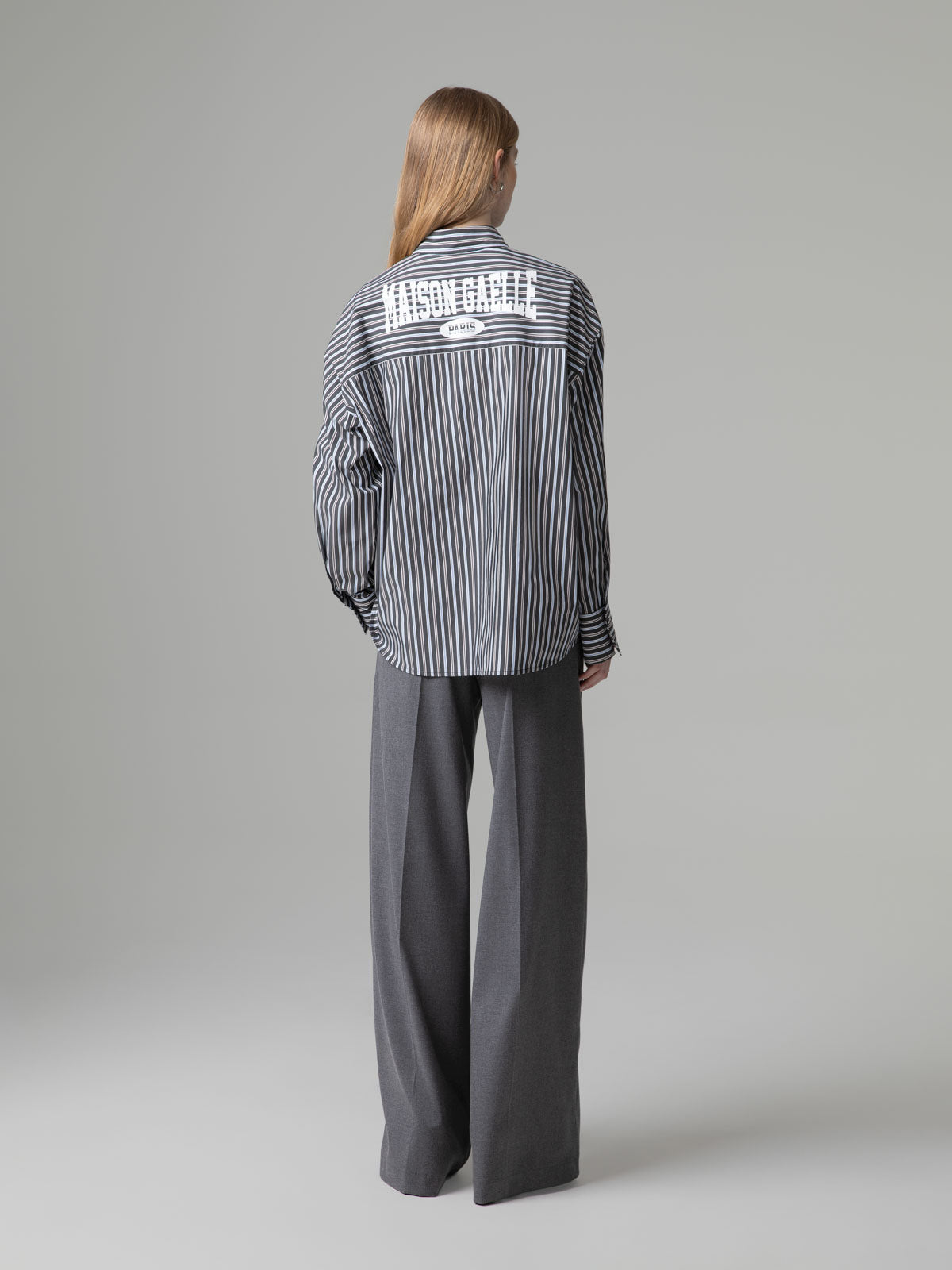 Calças Loose Fit com Pinças Preto – Gaëlle Paris