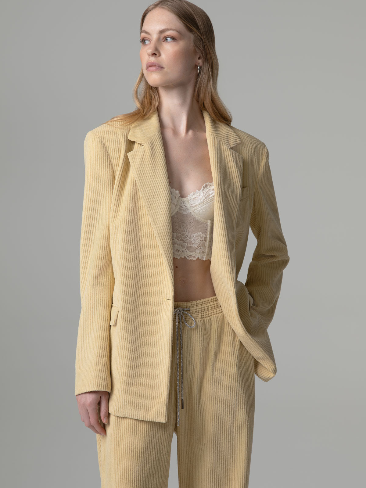 Blazer Oversized em Bombazine Amarelo-palha – Gaëlle Paris