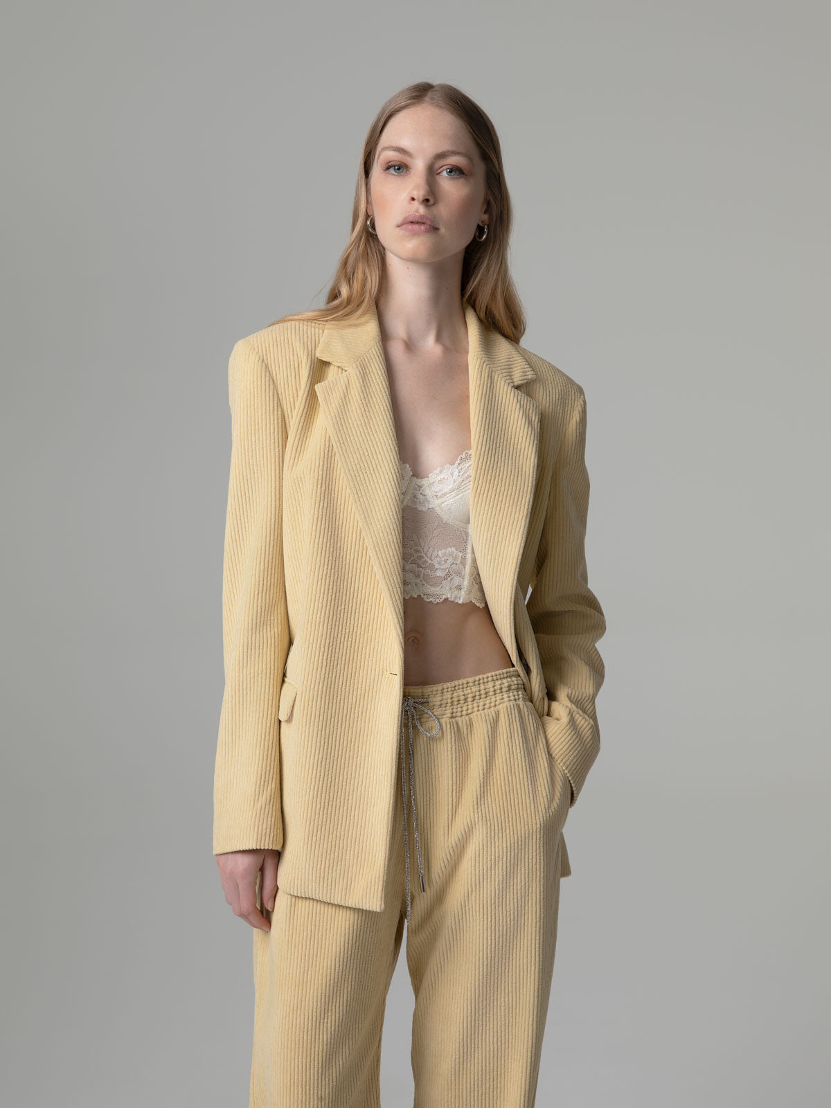 Blazer Oversized em Bombazine Amarelo-palha – Gaëlle Paris