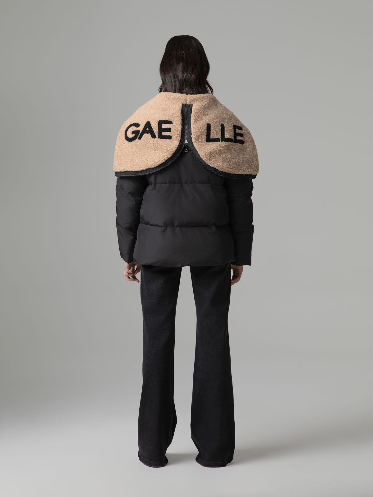 Casaco Acolchoado com Capuz em Pelo Preto – Gaëlle Paris