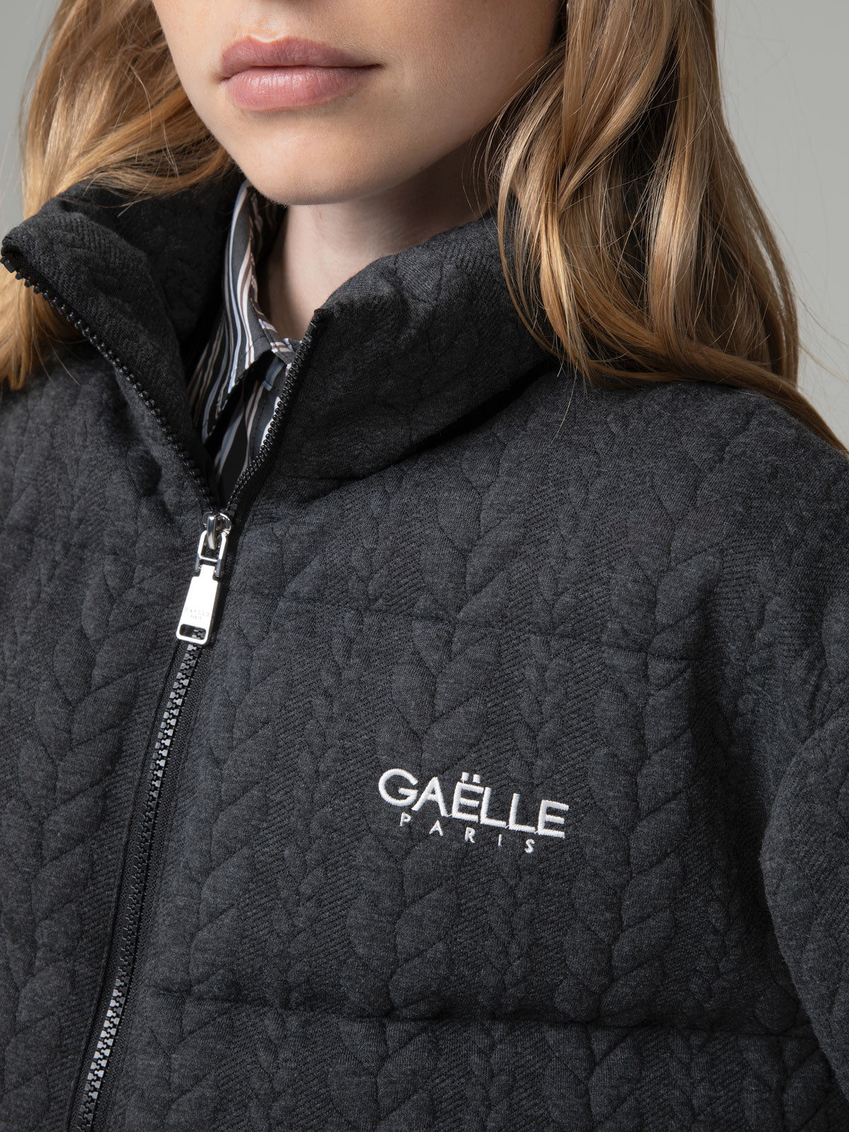 Casaco Bomber de Malha com Logo Bordado Cinzento – Gaëlle Paris