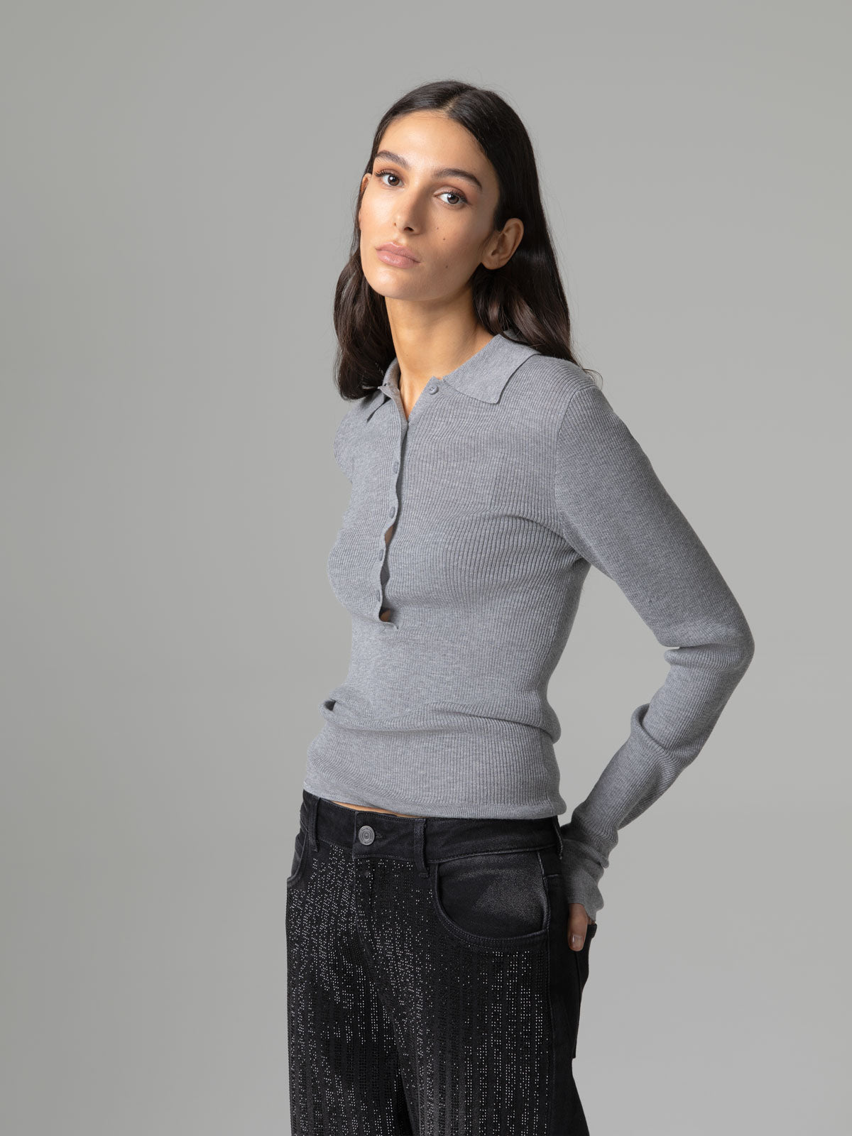 Polo de Malha com Pendente de Logo Cinzento – Gaëlle Paris