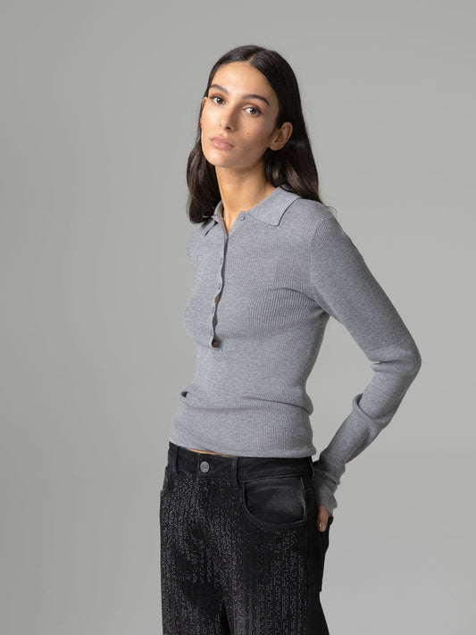 Polo de Malha com Pendente de Logo Cinzento – Gaëlle Paris