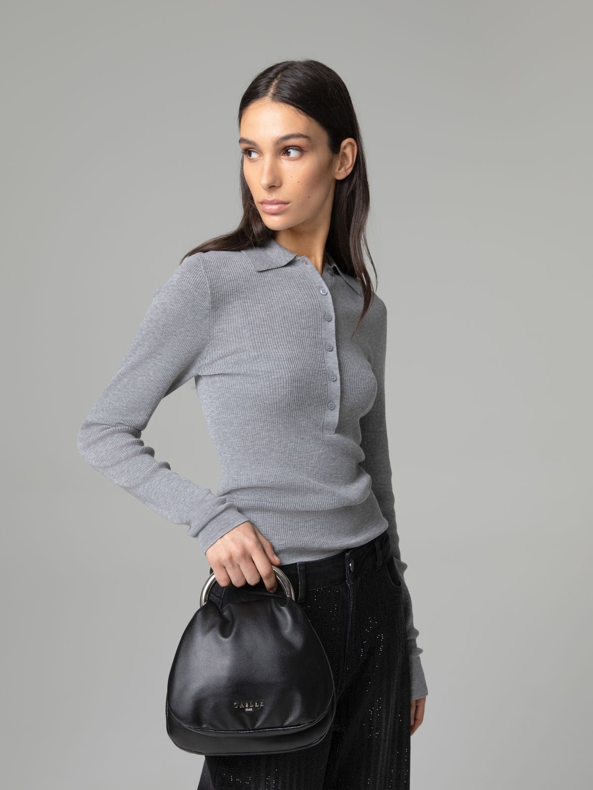 Polo de Malha com Pendente de Logo Cinzento – Gaëlle Paris