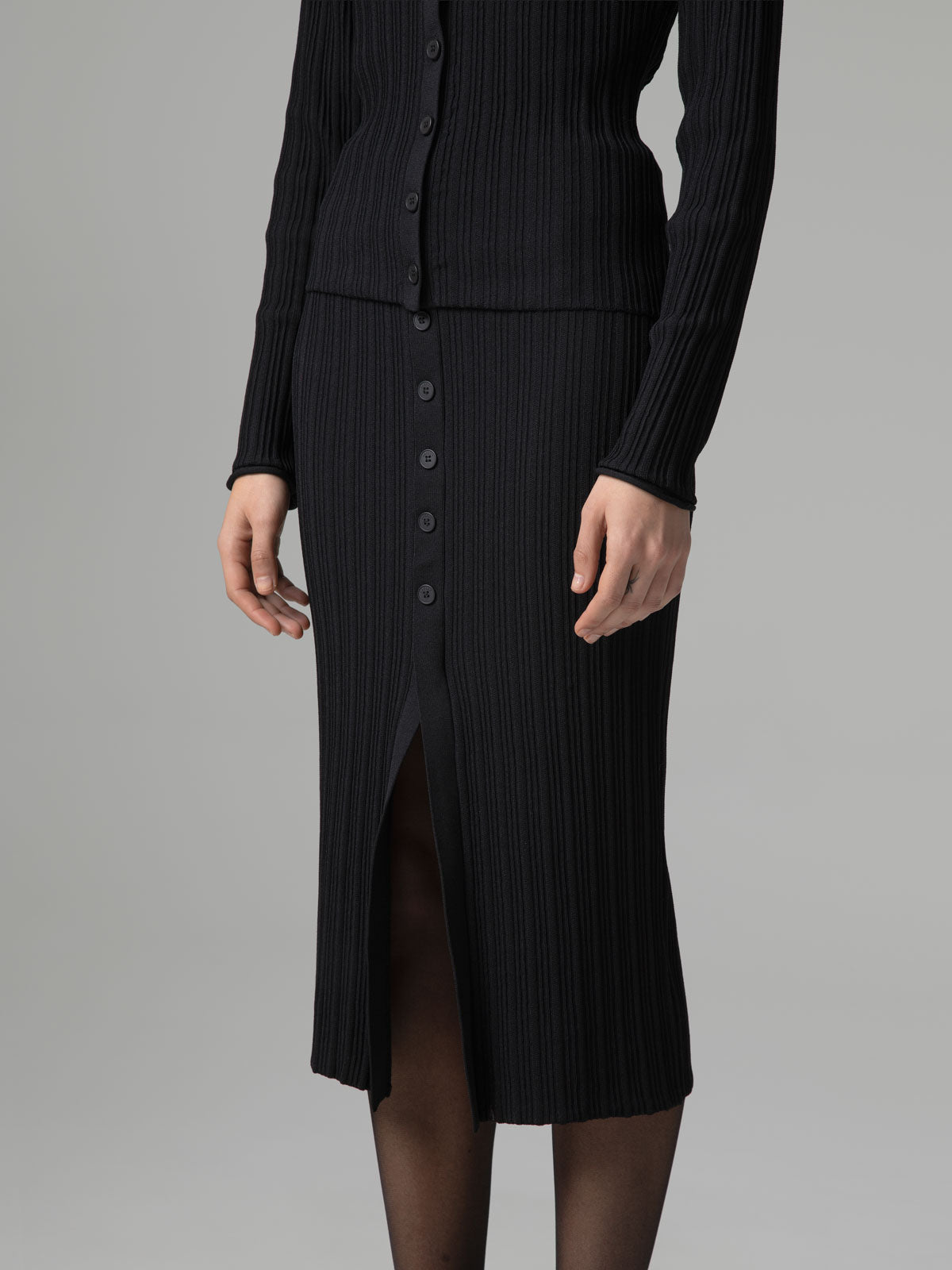 Saia Lápis Midi em Malha Preto – Gaëlle Paris