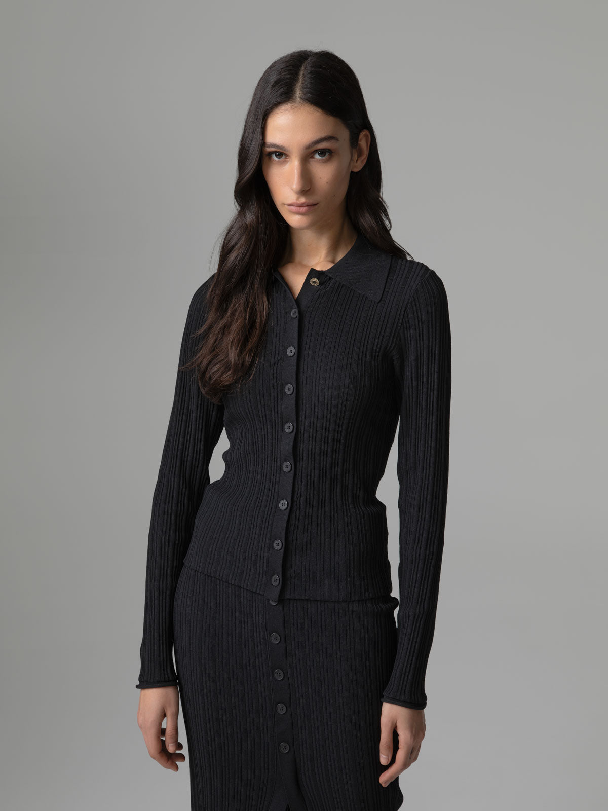 Polo de Malha com Botão de Logo Preto – Gaëlle Paris