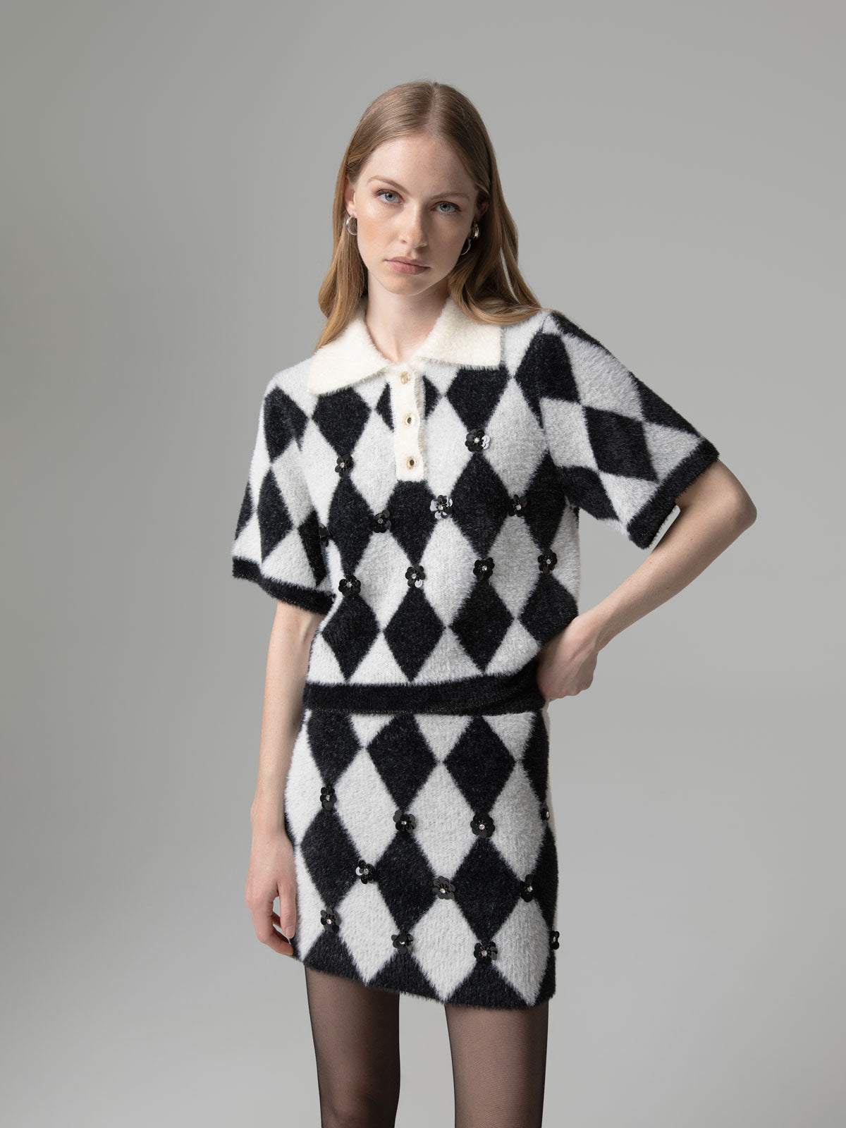 Camisola Cropped de Manga Curta com Aplicação Preto – Gaëlle Paris