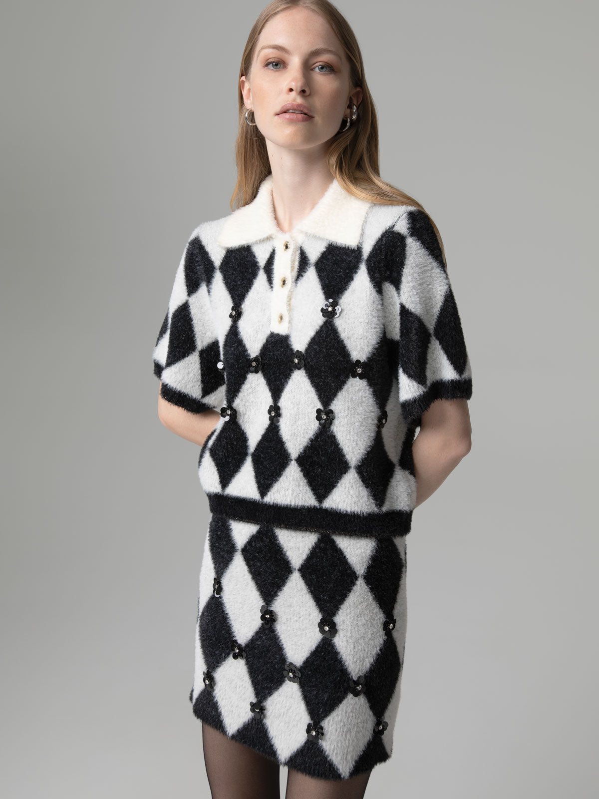 Camisola Cropped de Manga Curta com Aplicação Preto – Gaëlle Paris