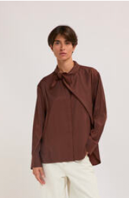 Camisa Acetinada com Laço em Castanho Escuro – Eleh