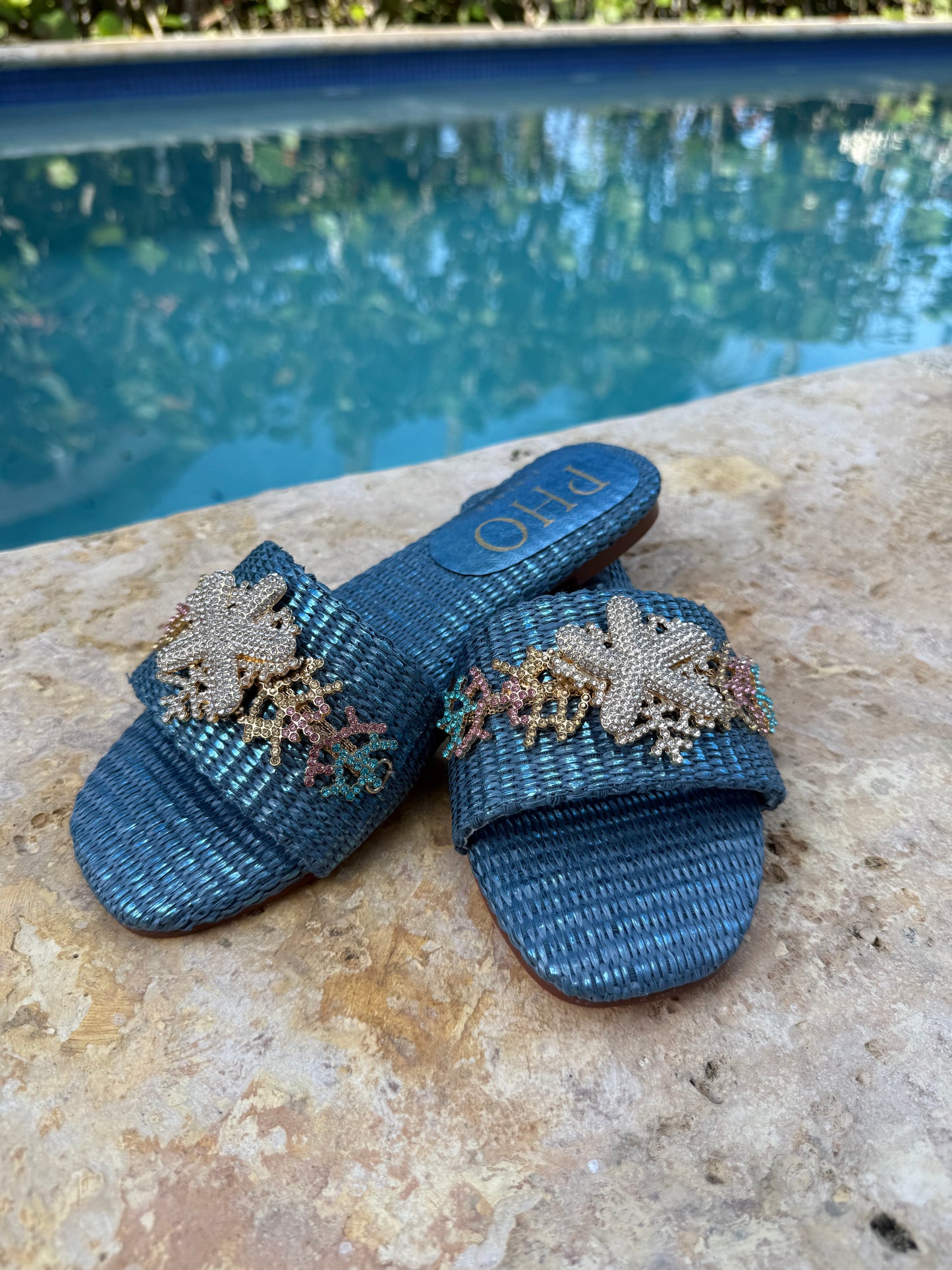 Sandálias Douradas Com Aplicação Floral – Pho Firenze